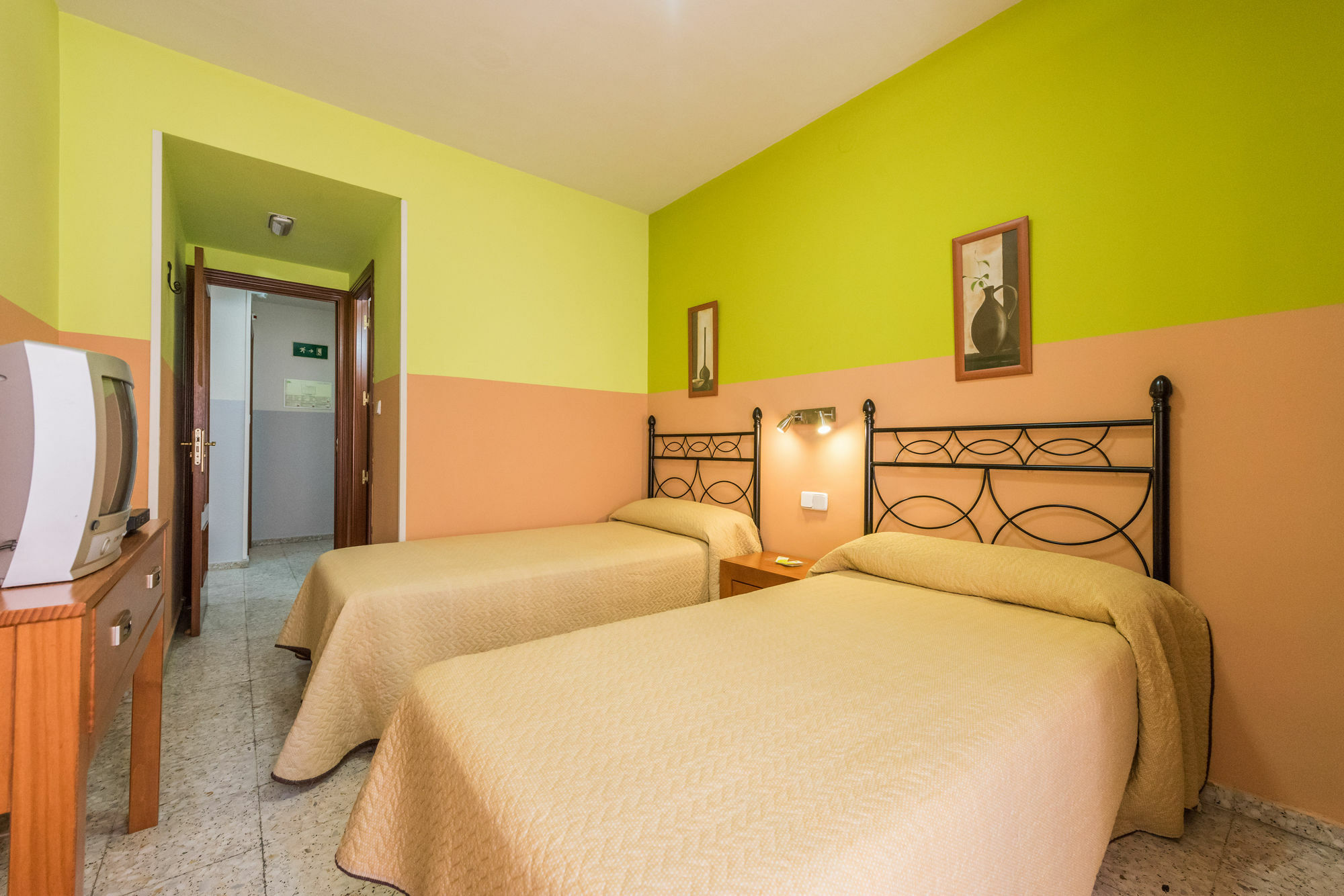 Hostal Arkanta Arganda Del Rey Esterno foto